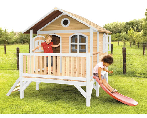 Spielhaus aus Holz mit Rutsche und zwei Kindern im Garten.