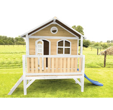 Maisonnette en bois avec toboggan et véranda dans le jardin.