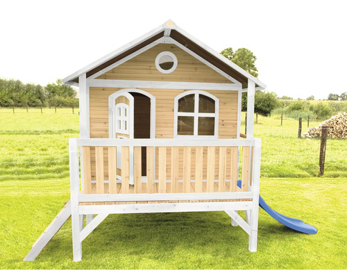 Maisonnette en bois avec toboggan et véranda dans le jardin.