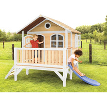 Maisonnette en bois pour enfants avec toboggan et deux enfants dans le jardin