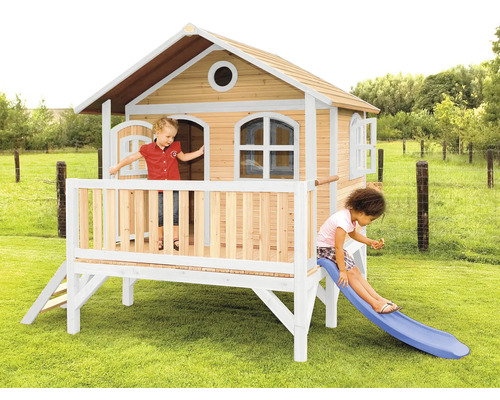 Maisonnette en bois pour enfants avec toboggan et deux enfants dans le jardin