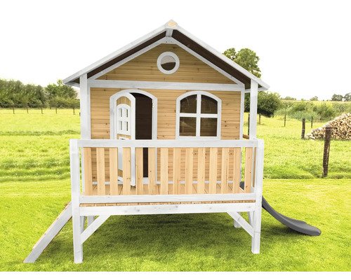 Spielhaus aus Holz mit Rutsche im Garten