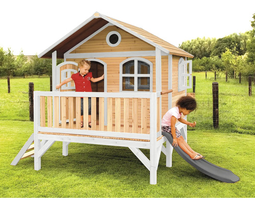 Holzspielhaus mit Rutsche und zwei Kindern im Garten