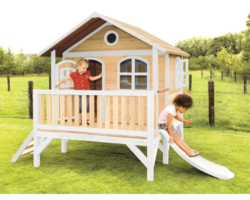 Spielhaus aus Holz mit Rutsche und zwei Kindern im Garten