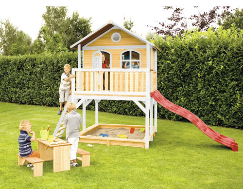 Holzspielhaus mit Rutsche, Sandkasten und Picknicktisch im Garten