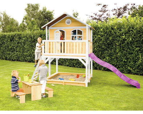 Cabane de jeux avec bac à sable, toboggan et table de pique-nique dans le jardin