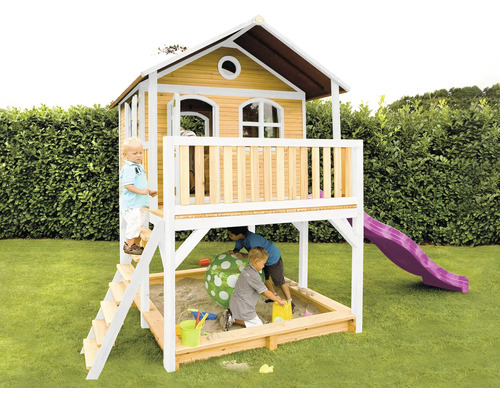 Cabane de jeux avec bac à sable et toboggan pour enfants dans le jardin.