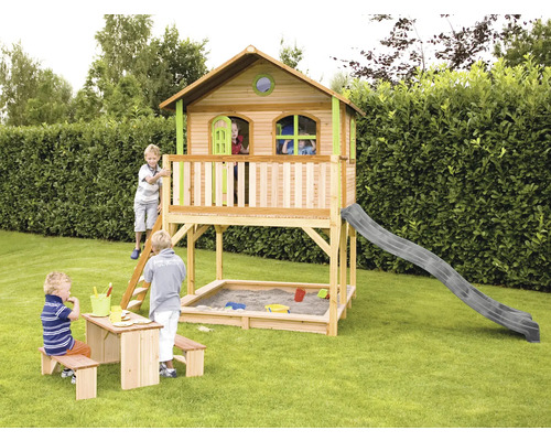 Spielplatz mit Spielhaus, Rutsche, Sandkasten und Picknicktisch im Garten