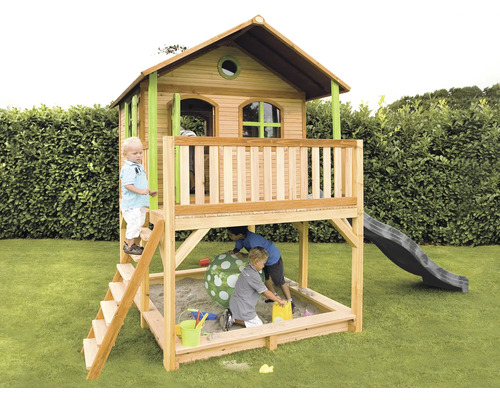 Spielhaus mit Sandkasten und Rutsche im Garten mit spielenden Kindern