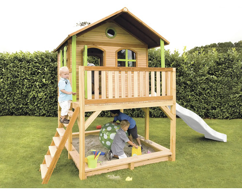 Spielturm mit Rutsche, Sandkasten und Kinder beim Spielen im Garten