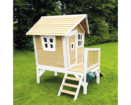 Cabane de jeu en bois avec escalier et toboggan dans le jardin.
