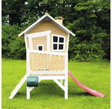 Maisonnette avec toboggan et boîte aux lettres dans le jardin.
