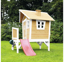 Cabane de jeux en bois avec toboggan dans le jardin