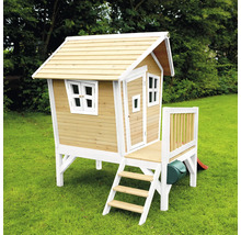 Cabane de jeu en bois sur pilotis avec escalier et toboggan dans le jardin