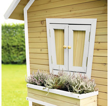 Vue détaillée d''une cabane de jeu avec façade en bois, volets et jardinière