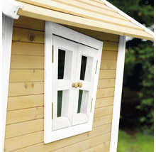 Vue détaillée d''une cabane de jeux en bois avec une fenêtre ouverte