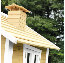 Vue détaillée d''une cabane de jeu pour enfants avec toit en bois et cheminée