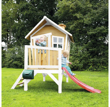 Maisonnette avec toboggan dans le jardin avec deux enfants qui jouent