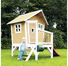 Enfant sur les marches d''une cabane de jeux en bois avec toboggan et boîte aux lettres
