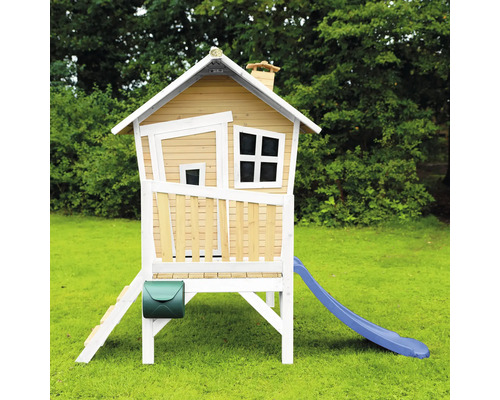 Cabane de jeu en bois avec toboggan, échelle et boîte aux lettres dans le jardin
