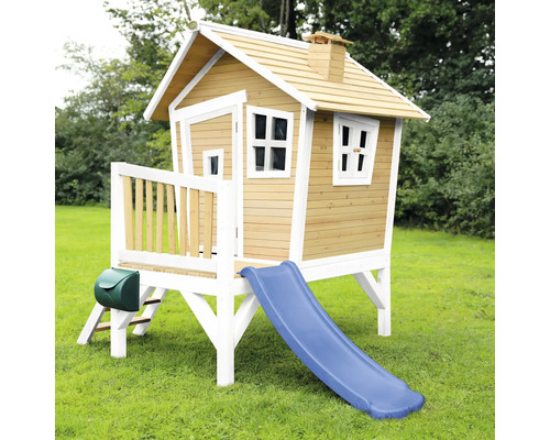 Cabane de jeu en bois avec toboggan et boîte aux lettres dans le jardin.