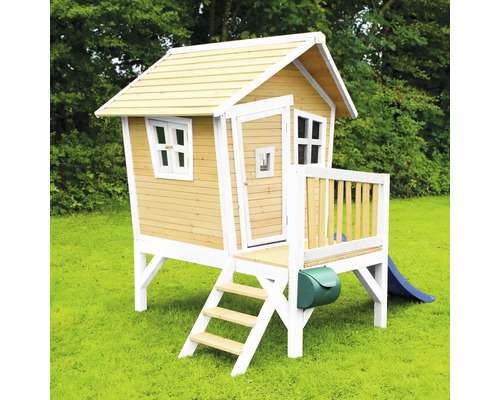 Maisonnette en bois avec toboggan, escalier et boîte aux lettres dans le jardin
