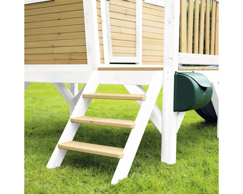 Vue détaillée d''une cabane de jeu avec façade en bois, escalier et boîte aux lettres dans le jardin