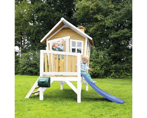 Maisonnette en bois avec toboggan et deux enfants dans le jardin