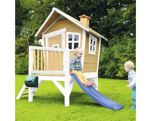 Toboggan pour enfants sur une cabane de jeu en bois surélevée dans le jardin avec boîte aux lettres