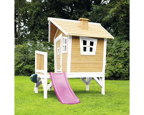 Maisonnette en bois avec toboggan dans le jardin