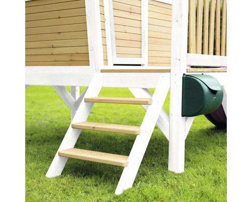 Vue détaillée d''une cabane de jeu avec façade en bois, peinture blanche, une échelle et une boîte aux lettres