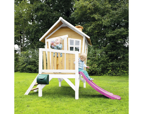 Cabane de jeu en bois avec toboggan et deux enfants dans le jardin