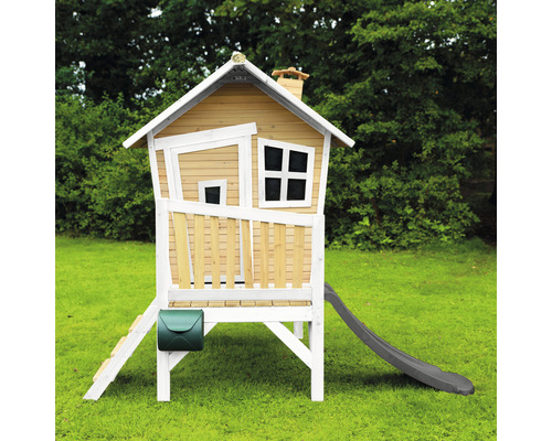 Cabane de jeu en bois avec toboggan et boîte aux lettres dans le jardin