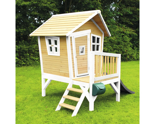 Maisonnette en bois avec toboggan et boîte aux lettres dans le jardin