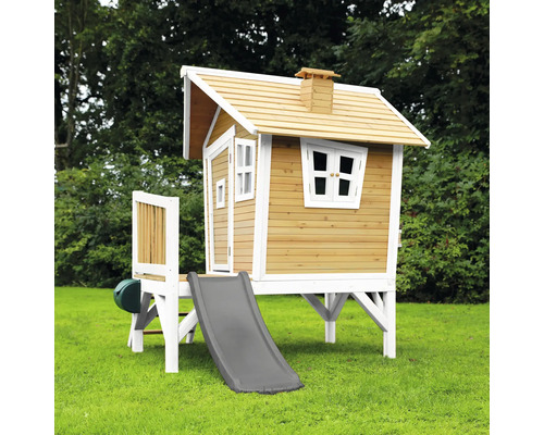 Maisonnette en bois avec toboggan pour enfants dans le jardin