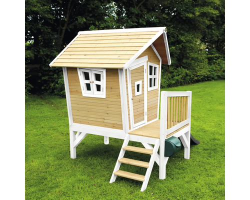 Cabane de jeux en bois avec fenêtres, porte, escalier, plateforme, rambarde et toboggan dans le jardin