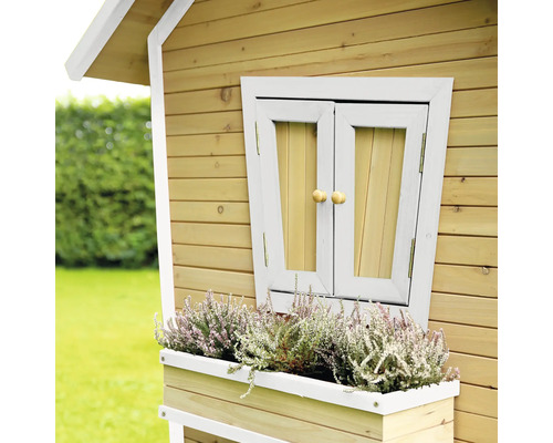 Détail d''une cabane de jeu en bois avec fenêtre et jardinière
