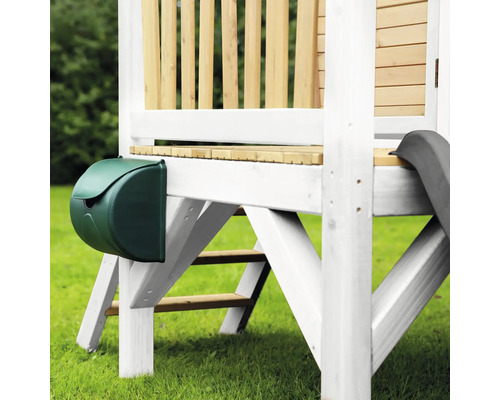 Boîte aux lettres verte sur une tour de jeux en bois