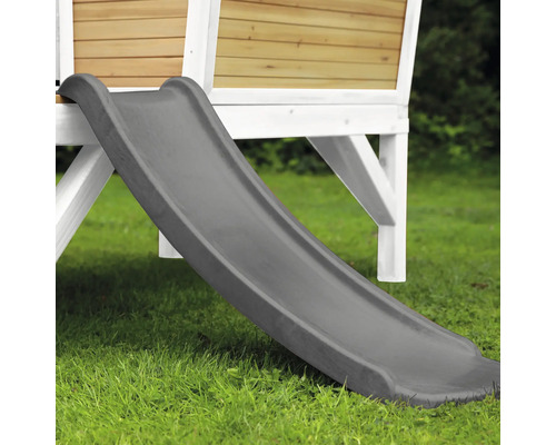 Toboggan pour enfants gris sur une cabane de jeux