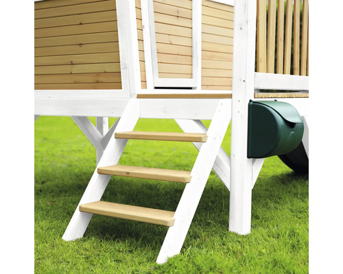 Vue détaillée d''une cabane de jeu avec des marches en bois et une boîte aux lettres