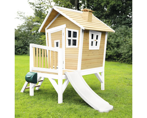 Cabane de jeu en bois avec toboggan, boîte aux lettres et fenêtres sur une pelouse