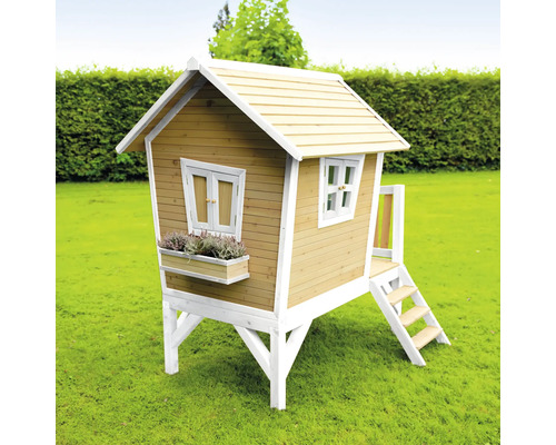 Cabane de jeux en bois avec fenêtres, jardinière et échelle dans le jardin