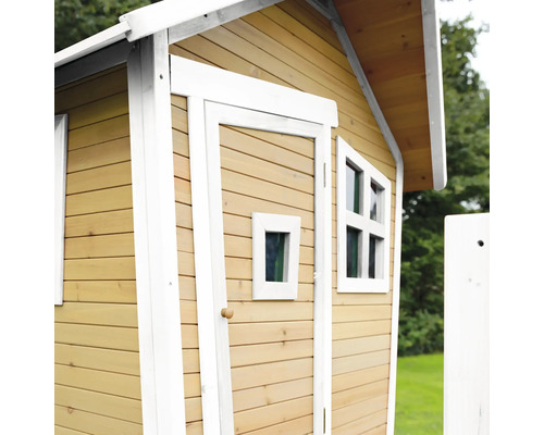 Vue détaillée d''une cabane de jeu en bois avec porte et fenêtres