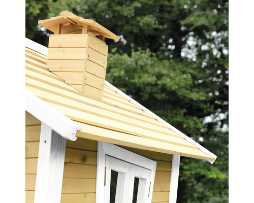 Gros plan d''une cabane de jeux en bois avec toit et cheminée.