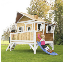 Maison de jeux pour enfants avec toboggan et enfants dans le jardin.