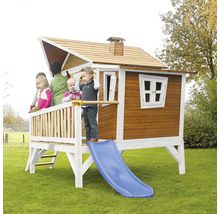 Cabane de jeu en bois avec toboggan et enfants dans le jardin