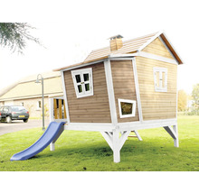 Cabane de jeu en bois avec toboggan dans le jardin