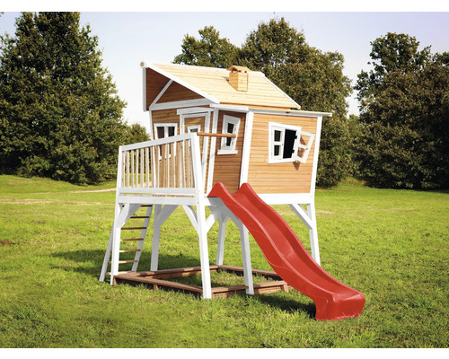 Cabane de jeu en bois avec toboggan et échelle dans le jardin
