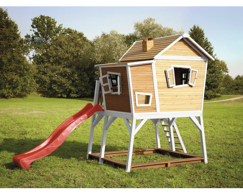 Maison de jeux en bois avec toboggan et bac à sable dans le jardin