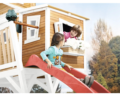 Toboggan pour enfants sur une cabane de jeu avec revêtement en bois et fenêtres